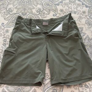 Columbia Omni shield Shorts green small hole under back pocket,see picture
